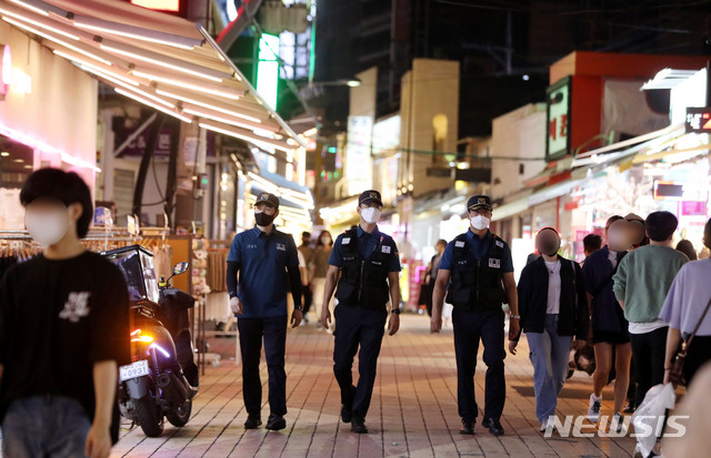 [서울=뉴시스] 추상철 기자 = 코로나19 확진자가 6개월만에 1000명(오후6시 기준)을 넘어선 6일 오후 서울 마포구 홍대거리에서 경찰이 불법영업 단속 및 범죄예방 순찰을 하고 있다. 2021.07.07. scchoo@newsis.com