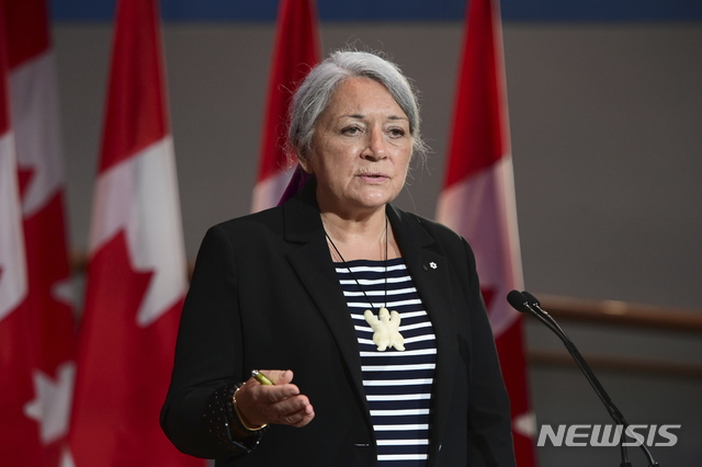 [가티노(캐나다 퀘벡주)=AP/뉴시스]캐나다 최초의 원주민 출신 총독으로 임명된 메리 사이먼이 6일 퀘벡주 가티노에서 쥐스탱 트뤼도 총리가 자신을 총독으로 지명하는 것을 듣고 있다. 2021.7.7