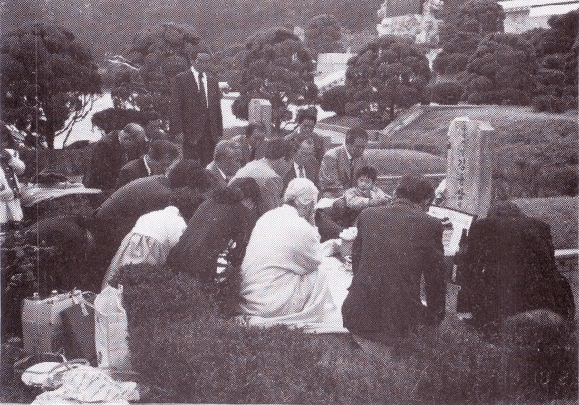 1989년 1월 77년만에 고국으로 돌아와 김동삼 선생 묘소를 참배하는 맏며느리 이해동 여사. (사진=경상북도독립운동기념관 제공) *재판매 및 DB 금지