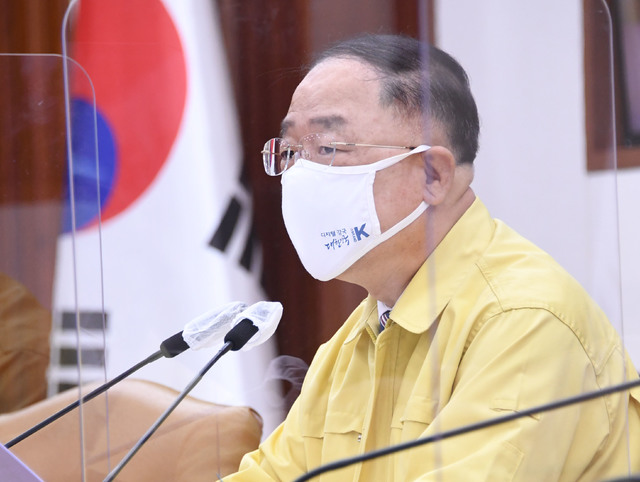 홍남기 경제부총리 겸 기획재정부 장관이 7일 서울 광화문 정부서울청사에서 열린 '제40차 비상경제 중앙대책본부 회의 겸 제12차 한국판 뉴딜 관계장관회의'를 주재, 모두발언을 하고 있다.(사진=기획재정부)