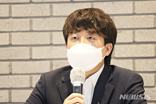 [대구=뉴시스] 이지연 기자 = 이준석 국민의힘 대표가 7일 오전 대구 북구 삼성창조캠퍼스 내 창조경제혁신센터 2층에서 기자간담회를 열고 있다. 이 대표는 이날 간담회에서 당 지지도를 묻는 질문에 낙제점은 아닌 것 같다는 입장을 밝혔다. 2021.07.07. ljy@newsis.com 