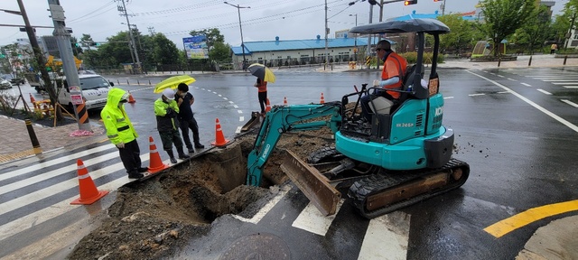 [전주=뉴시스] 김얼 기자= 7일 집중 호우의 영향으로 전주시 호성동의 한 도로에 발생한 싱크홀 모습. photo@newsis.com 