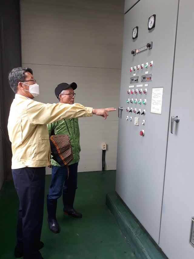 정하동 부북면장이 배수장을 점검하고 있다. *재판매 및 DB 금지