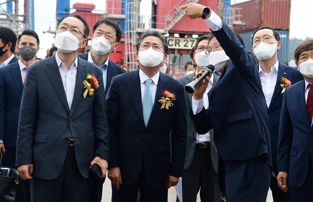 [군산=뉴시스] 7일 해상풍력 MMB 진수식에서 연구원에게 설명을 듣고 있는 정승일 한국전력 사장. (사진=한국전력 제공) *재판매 및 DB 금지