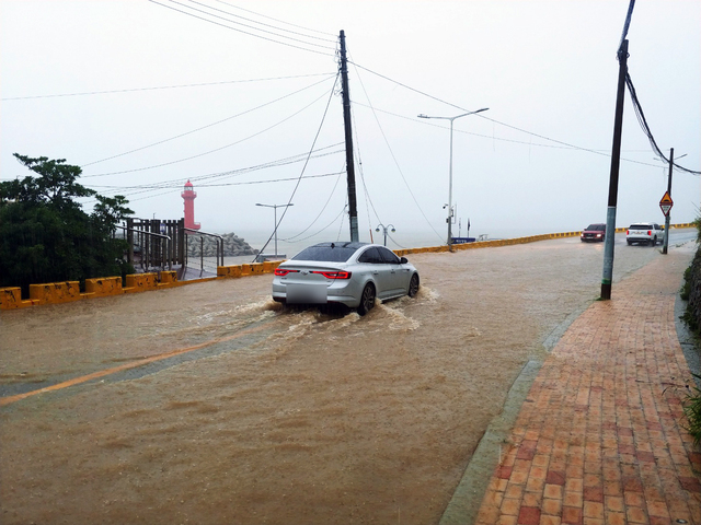 [부산=뉴시스] 부산지역에 호우경보가 발효된 7일 오후 영도구 절영로가 침수돼 차량들이 힘겹게 이동하고 있다. 2021.07.07. (사진=부산경찰청 제공). photo@newsis.com&nbsp;&nbsp;&nbsp;&nbsp; *재판매 및 DB 금지