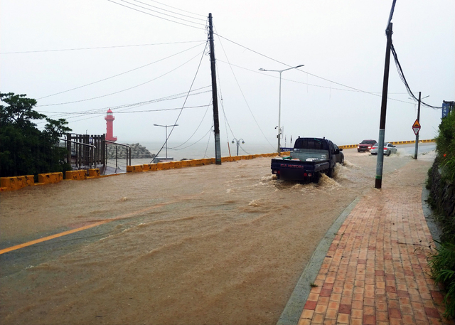 [부산=뉴시스] 부산지역에 호우경보가 발효된 7일 오후 영도구 절영로가 침수돼 차량들이 힘겹게 이동하고 있다. 2021.07.07. (사진=부산경찰청 제공). photo@newsis.com&nbsp;&nbsp;&nbsp; *재판매 및 DB 금지