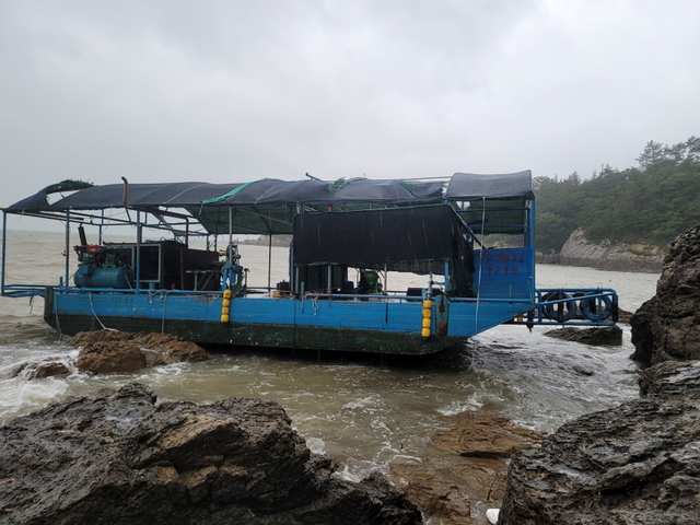 폭우에 표류하다 갯바위에 얹힌 바지.(사진=여수해경 제공) *재판매 및 DB 금지