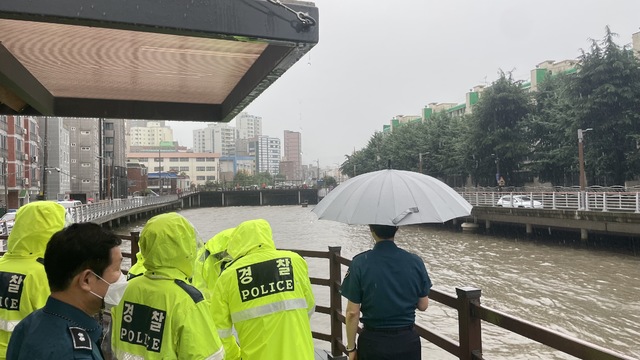 [부산=뉴시스]부산 사하구 괴정전에서 실종신고된 70대 노인을 찾기 위해 수색작업을 벌이고 있는 경찰들. (사진=부산경찰청 제공) *재판매 및 DB 금지