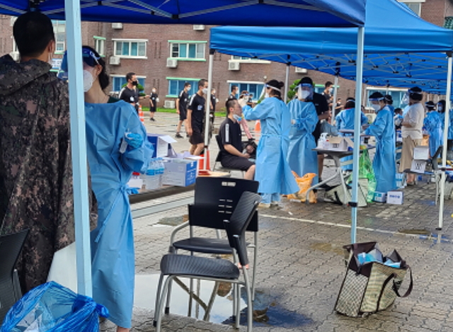 [논산=뉴시스]논산 육군 훈련소내 훈련병이 7일 코로나19 진단검사를 받고 있다. (사진= 논산시 제공). 2021.07.07.&nbsp; *재판매 및 DB 금지