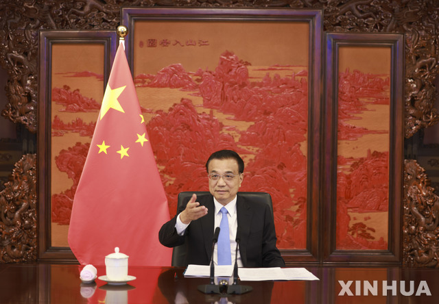 [베이징=신화/뉴시스] 중국 리커창 총리가 6일 베이징 중난하이에서 영국 재계 대표들과 화상회의를 갖고 있다. 리 총리는 이날 회의에서 “영국 측은 중국 기업에 공평하고 공정하며 차별없는 경영환경을 조성해 줘야 한다”고 밝혔다. 2021.07.07