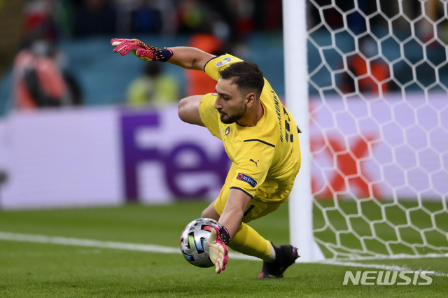 [런던=AP/뉴시스]이탈리아 골키퍼 잔루이지 돈나룸마가 6일(현지시간) 영국 런던의 웸블리 스타디움에서 열린 유로 2020 준결승전 스페인과의 승부차기 중 알바로 모라타의 슛을 막고 있다. 53년 만에 이 대회 우승을 노리는 이탈리아는 스페인과 연장까지 1-1로 비긴 후 승부차기(4-2)로 결승에 올라 잉글랜드-덴마크 승자와 패권을 다투게 됐다. 2021.07.07.