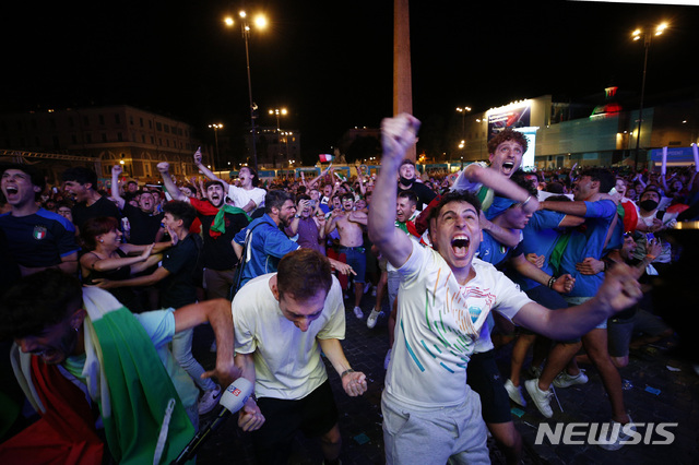 [로마=AP/뉴시스]6일(현지시간) 이탈리아 로마에서 이탈리아와 스페인의 유로 2020 준결승전을 TV로 지켜보던 축구 팬들이 이탈리아가 결승에 진출하자 환호하고 있다. 53년 만에 이 대회 우승을 노리는 이탈리아는 스페인과 연장까지 1-1로 비긴 후 승부차기(4-2) 끝에 결승에 올라 잉글랜드-덴마크 승자와 패권을 다투게 됐다. 2021.07.07.&nbsp; 