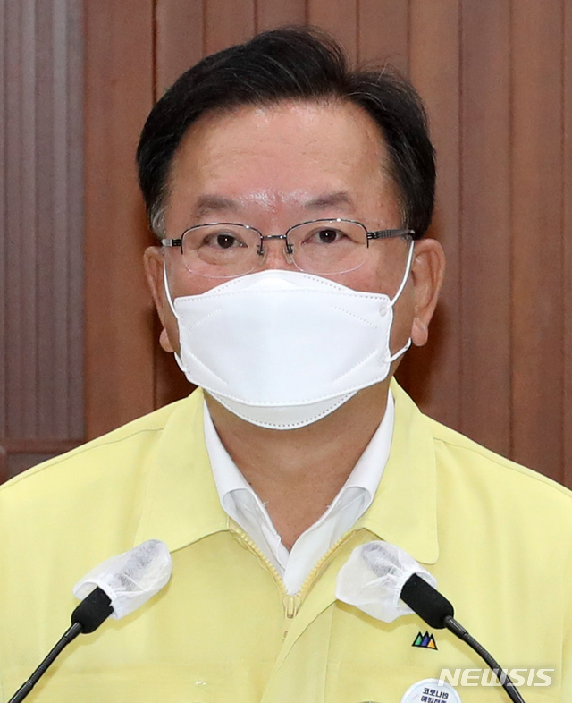 [서울=뉴시스] 김명원 기자 = 김부겸 국무총리가 7일 오전 서울 종로구 정부서울청사에서 열린 코로나19 대응 중앙재난안전대책본부(중대본) 회의에 참석해 발언하고 있다. 코로나19 확진자가 1000명을 넘어서며 '4차 유행' 조짐을 보이고 있는 가운데 이날 김부겸 총리는 기존 거리두기 체제를 유지하며 "2~3일 더 지켜보다가 이 상황이 잡히지 않으면 가장 강력한 단계까지 취할 수 있다"고 밝혔다. (공동취재사진) 2021.07.07. photo@newsis.com