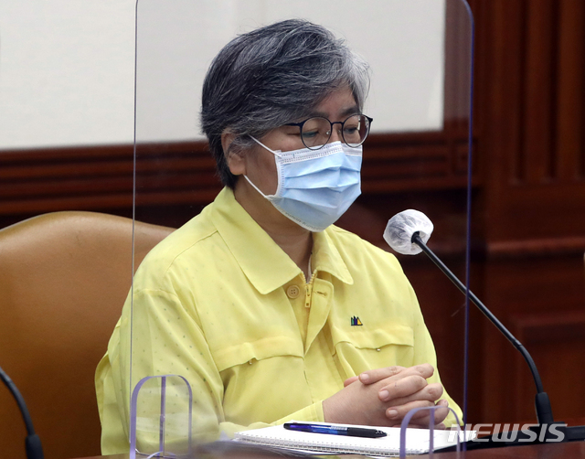 [서울=뉴시스] 김명원 기자 = 정은경 질병관리청장 지난 7일 오전 서울 종로구 정부서울청사에서 열린 코로나19 대응 중앙재난안전대책본부(중대본) 회의에 참석해 김부겸 총리의 발언을 듣고 있다. (공동취재사진) 2021.07.07. photo@newsis.com