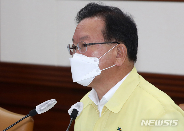 [서울=뉴시스] 김명원 기자 = 김부겸 국무총리가 7일 오전 서울 종로구 정부서울청사에서 열린 코로나19 대응 중앙재난안전대책본부(중대본) 회의에 참석해 발언하고 있다. (공동취재사진) 2021.07.07. photo@newsis.com