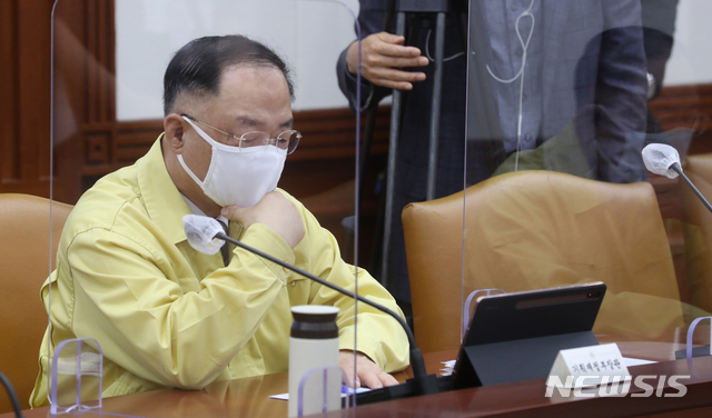 [서울=뉴시스] 김명원 기자 = 홍남기 경제부총리 겸 기획재정부 장관이 7일 오전 서울 종로구 정부서울청사에서 열린 코로나19 대응 중앙재난안전대책본부(중대본) 회의에 참석해 김부겸 총리의 발언을 듣고 있다. (공동취재사진) 2021.07.07. photo@newsis.com