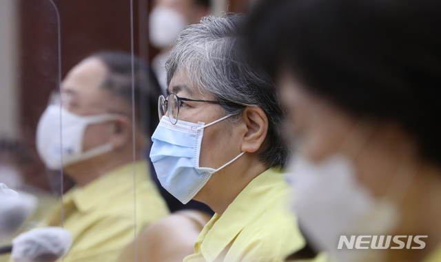 [서울=뉴시스] 김명원 기자 = 정은경 질병관리청장 7일 오전 서울 종로구 정부서울청사에서 열린 코로나19 대응 중앙재난안전대책본부(중대본) 회의에 참석해 김부겸 총리의 발언을 듣고 있다. (공동취재사진) 2021.07.07. photo@newsis.com