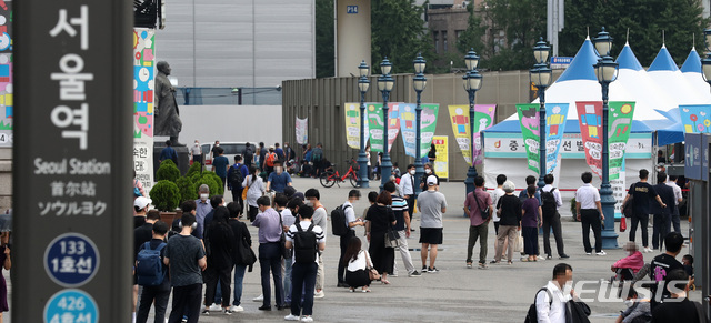 [서울=뉴시스] 이영환 기자 = 코로나19 신규 확진자가 1200명을 넘어선 7일 오전 서울 중구 서울역광장에 마련된 코로나19 임시선별검사소에서 시민들이 검사를 받기 위해 줄지어 서 있다. 2021.07.07. 20hwan@newsis.com