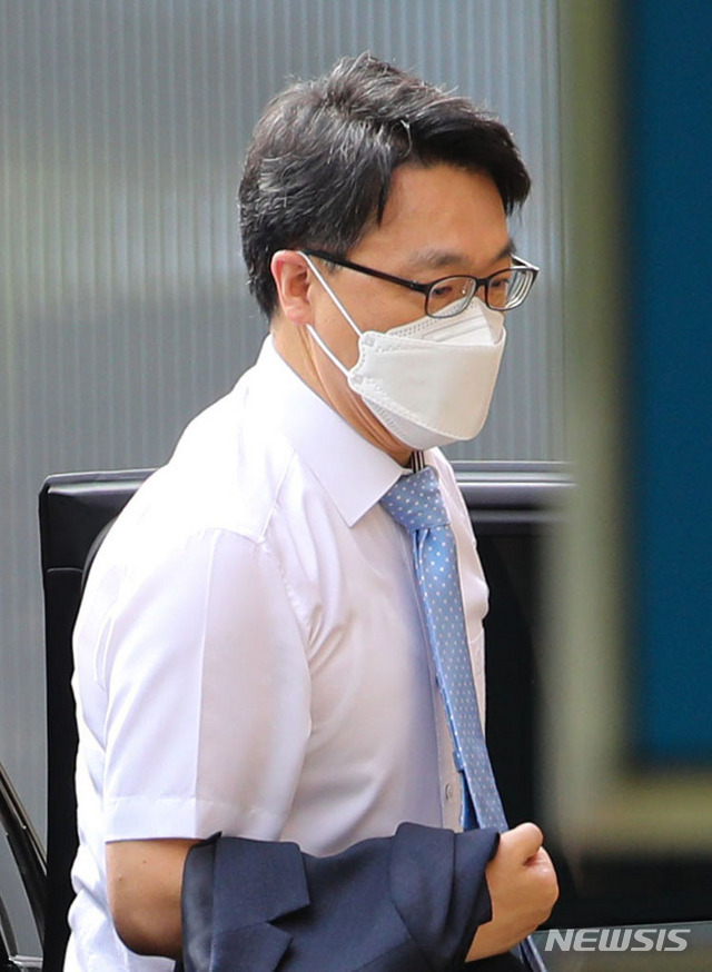 [과천=뉴시스] 권창회 기자 = 김진욱 고위공직자범죄수사처장이 지난 7일 오전 경기 과천시 정부과천청사 공수처로 출근하고 있다. 2021.07.07. kch0523@newsis.com