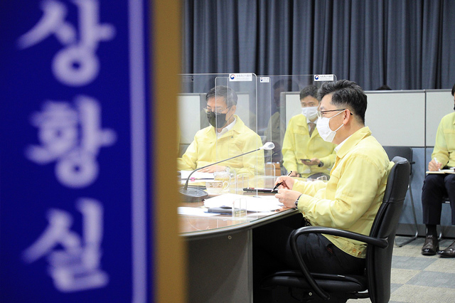 [세종=뉴시스] 강종민 기자 = 김현수 농림축산식품부 장관이 7일 오전 정부세종청사 농업재해대책상황실에서 호우 대비상황 점검회의를 주재하며 호우 피해와 대비상황을 점검하고 있다. (사진=농식품부 제공) 2021.07.07. photo@newsis.com *재판매 및 DB 금지