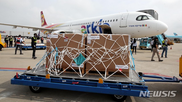 [인천공항=뉴시스] 공항사진기자단 = 정부가 이스라엘과 '백신 스와프'를 체결하면서 확보한 코로나19 화이자 백신 70만회분이 7일 인천국제공항 화물터미널에 도착하고 있다. 2021.07.07. photo@newsis.com