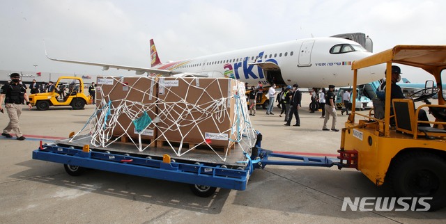 [인천공항=뉴시스] 공항사진기자단 = 정부가 이스라엘과 '백신 스와프'를 체결하면서 확보한 코로나19 화이자 백신 70만회분이 7일 인천국제공항 화물터미널에 도착하고 있다. 2021.07.07. photo@newsis.com
