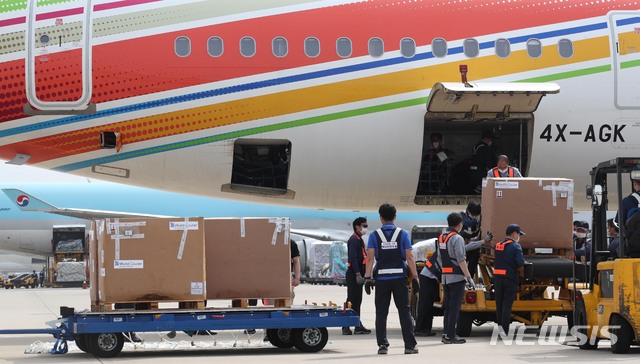 [인천공항=뉴시스] 공항사진기자단 = 정부가 이스라엘과 '백신 스와프'를 체결하면서 확보한 코로나19 화이자 백신 70만회분이 7일 인천국제공항 화물터미널에 도착하고 있다. 2021.07.07. photo@newsis.com