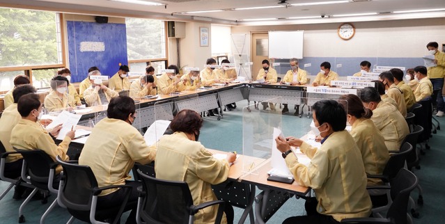 [서울=뉴시스] 조희연 서울시교육감이 7일 오전 서울 종로구 서울시교육청에서 코로나19 확진자 급증에 따른 긴급 대책회의를 하고 있다. (사진=서울시교육청 제공) 2021.07.07. photo@newsis.com *재판매 및 DB 금지