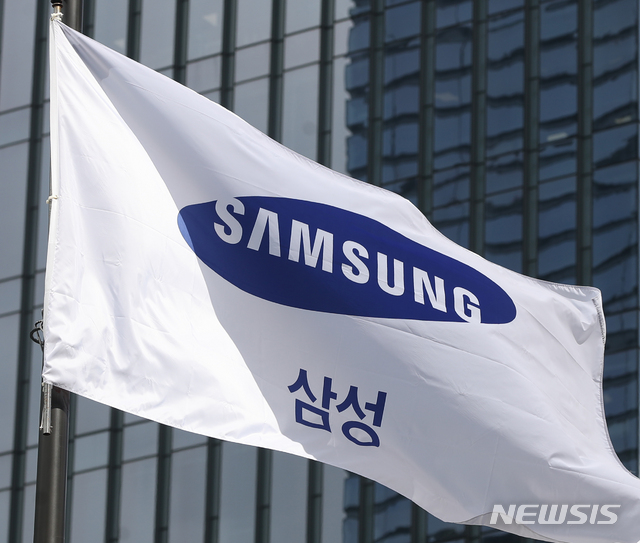 [서울=뉴시스]조수정 기자 = 삼성전자가 2분기(4~6월) 잠정실적 발표를 통해 영업이익이 12조 5000억원으로 어닝서프라이즈를 기록, 연결기준 매출액 63조원으로 2분기 기준 사상 최대를 기록했다고 밝힌 7일 오전 서울 서초구 삼성전자 서초사옥의 삼성 사기가 바람에 휘날리고 있다. 2021.07.07. chocrystal@newsis.com