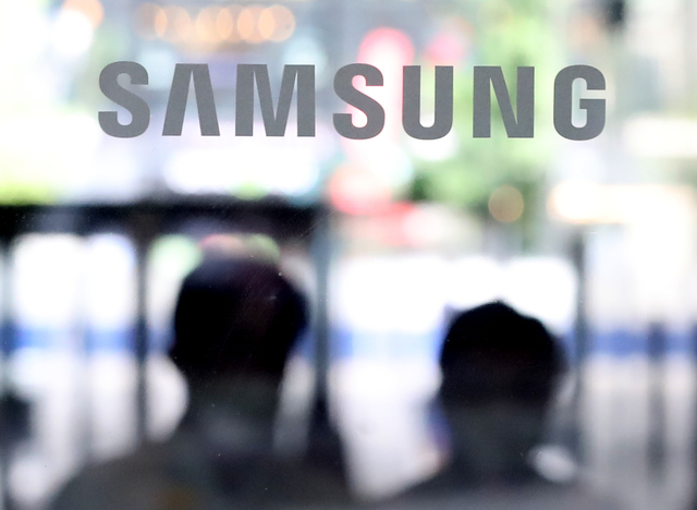 [서울=뉴시스]조수정 기자 = 삼성전자가 2분기(4~6월) 잠정실적 발표를 통해 영업이익이 12조 5000억원으로 어닝서프라이즈를 기록, 연결기준 매출액 63조원으로 2분기 기준 사상 최대를 기록했다. 사진은 7일 오전 서울 서초구 삼성전자 서초사옥의 모습. 2021.07.07. chocrystal@newsis.com