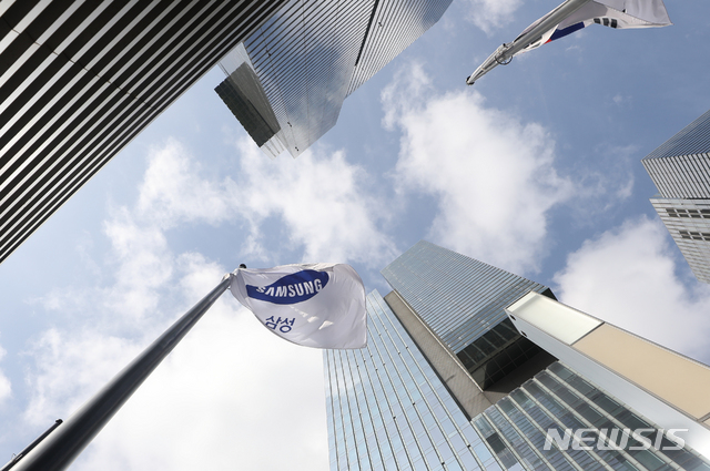 [서울=뉴시스]조수정 기자 = 삼성전자가 2분기(4~6월) 잠정실적 발표를 통해 영업이익이 12조 5000억원으로 어닝서프라이즈를 기록, 연결기준 매출액 63조원으로 2분기 기준 사상 최대를 기록했다고 밝힌 7일 오전 서울 서초구 삼성전자 서초사옥의 삼성 사기가 바람에 휘날리고 있다. 2021.07.07. chocrystal@newsis.com