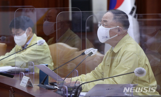 [서울=뉴시스] 김명원 기자 = 홍남기 경제부총리 겸 기획재정부 장관이 7일 오전 서울 종로구 정부서울청사에서 열린 제40차 비상경제 중앙대책본부(중대본) 회의 겸 제12차 한국판 뉴딜 관계장관회의에 참석해 발언하고 있다.&nbsp; (공동취재사진) 2021.07.07. photo@newsis.com