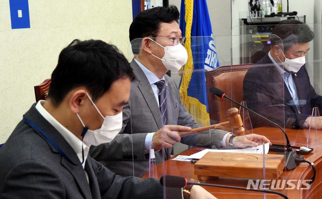 [서울=뉴시스] 전신 기자 = 송영길 더불어민주당 대표가 7일 서울 여의도 국회에서 열린 최고위원회의를 주재하고 있다. (공동취재사진) 2021.07.07. photo@newsis.com