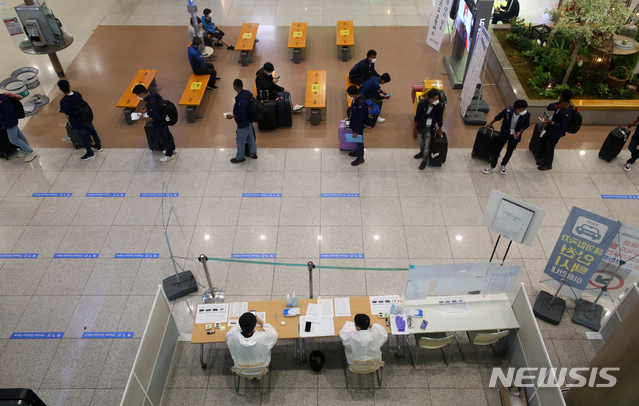 [인천공항=뉴시스] 배훈식 기자 = 코로나19 델타 변이 바이러스 확산세 속에 신규 확진자가 1200명 대로 오른 7일 오전 인천국제공항 제1터미널에서 입국한 외국인들이 국군 검역지원단의 안내를 받아 이동하고 있다. 2021.07.07. dahora83@newsis.com
