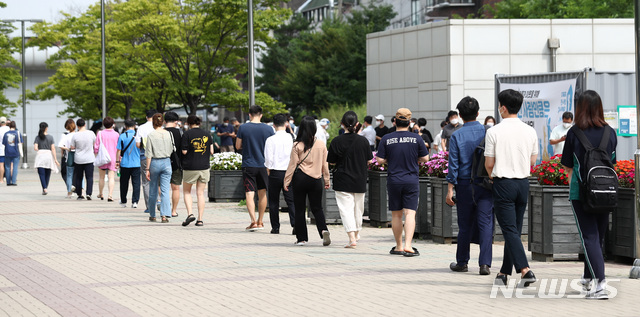 [서울=뉴시스] 이영환 기자 = 코로나19 신규 확진자가 1212명 발생한 7일 오전 서울 마포구 서강대역 광장에 마련된 임시선별검사소에서 시민들이 검사를 받기 위해 줄지어 서 있다. 2021.07.07. 20hwan@newsis.com