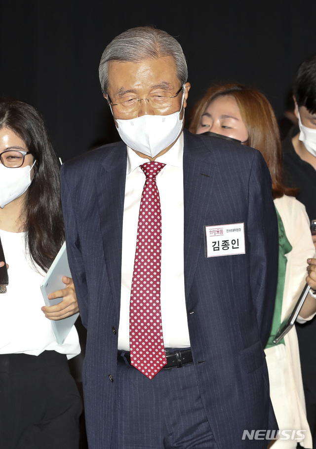 [서울=뉴시스] 국회사진기자단 = 김종인 전 국민의힘 비대위원장이 7일 서울 영등포구 중소기업회관에서 열린 희망오름포럼 출범식에서 참석하고 있다. 2021.07.07. photo@newsis.com