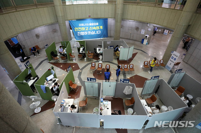 [서울=뉴시스] 김선웅 기자 = 지난 7일 오전 서울 은평문화예술회관에 설치된 은평구 예방접종센터에서 백신 예방접종이 진행되고 있다. 2021.07.07. mangusta@newsis.com