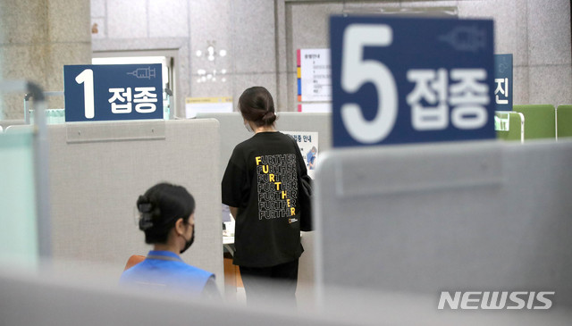[서울=뉴시스] 김선웅 기자 = 지난 7일 오전 서울 은평문화예술회관에 설치된 은평구 예방접종센터에서 백신 예방접종이 진행되고 있다. 2021.07.07. mangusta@newsis.com