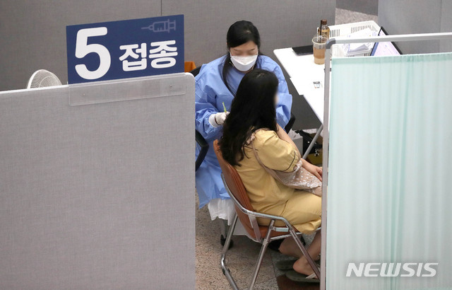 [서울=뉴시스] 김선웅 기자 = 0시 기준 1212명의 신규 코로나19 확진자가 발생한 7일 오전 서울 은평문화예술회관에 설치된 은평구 예방접종센터에서 백신 예방접종이 진행되고 있다. 2021.07.07. mangusta@newsis.com