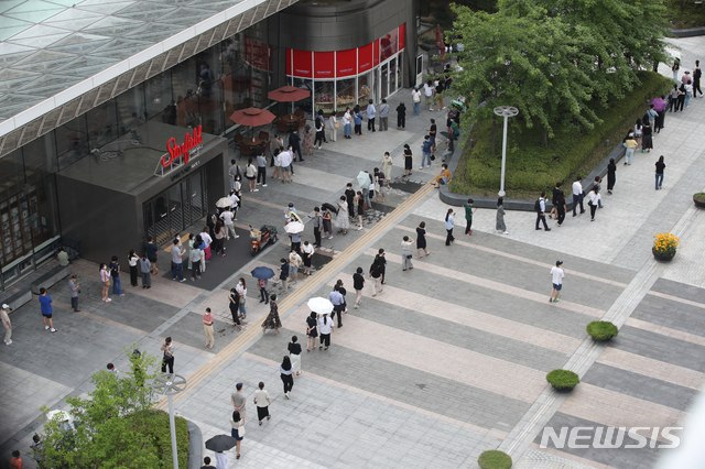 [서울=뉴시스]조수정 기자 = 코로나19 신규확진자가 1212명 발생한 7일 오전 서울 강남구 삼성역6번출구 코로나19 임시선별검사소에서 검사를 받기 위해 인근까지 길게 줄서 기다리고 있다. 2021.07.07. chocrystal@newsis.com