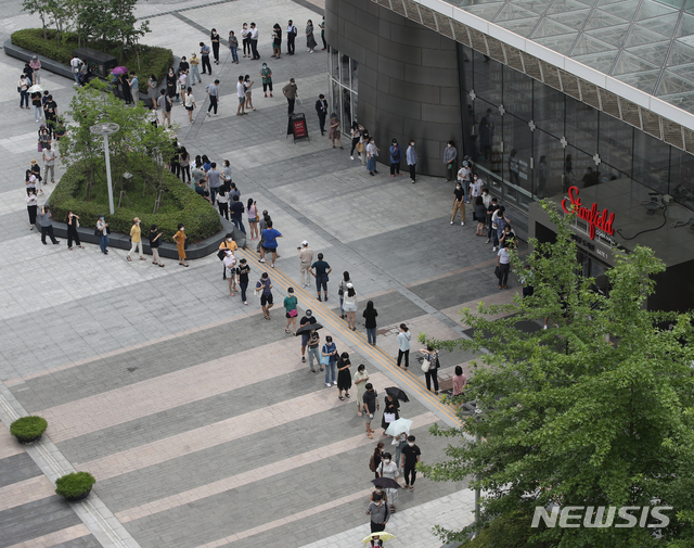 [서울=뉴시스]조수정 기자 = 코로나19 신규확진자가 1212명 발생한 7일 오전 서울 강남구 삼성역6번출구 임시선별검사소에서 검사를 받기 위해 인근까지 길게 줄서 기다리고 있다. 2021.07.07. chocrystal@newsis.com