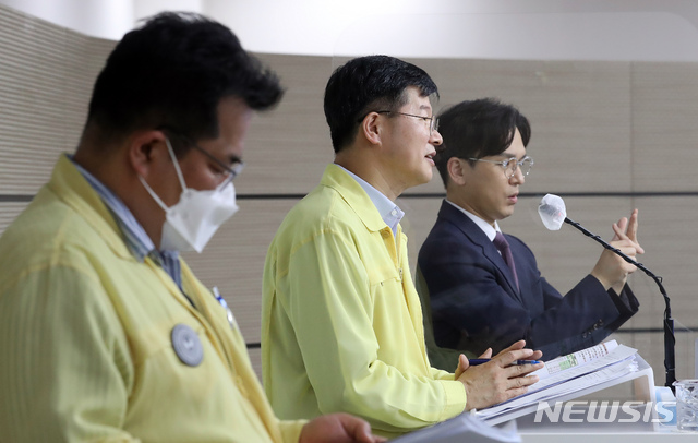 [세종=뉴시스] 강종민 기자 = 이기일 중앙재난안전대책본부 제1통제관(보건복지부 보건의료정책실장)이 7일 오전 정부세종청사에서 코로나19 대응 현황과 수도권 거리두기 단계 조정 논의 결과를 발표하고 있다. 정부는 수도권에 현 거리두기 단계를 일주일 연장하고, 유행이 확산되면 서울 또는 수도권 등에 새로운 거리두기 개편안에 가장 강력한 단계를 적용할 계획이라고 밝혔다. 2021.07.07. ppkjm@newsis.com