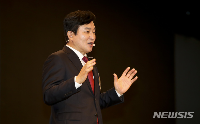 [서울=뉴시스] 국회사진기자단 = 원희룡 제주도지사가 7일 서울 여의도 중소기업중앙회에서 열린 '희망오름 포럼' 출범식에서 기조강연을 하고 있다. 2021.07.07. photo@newsis.com