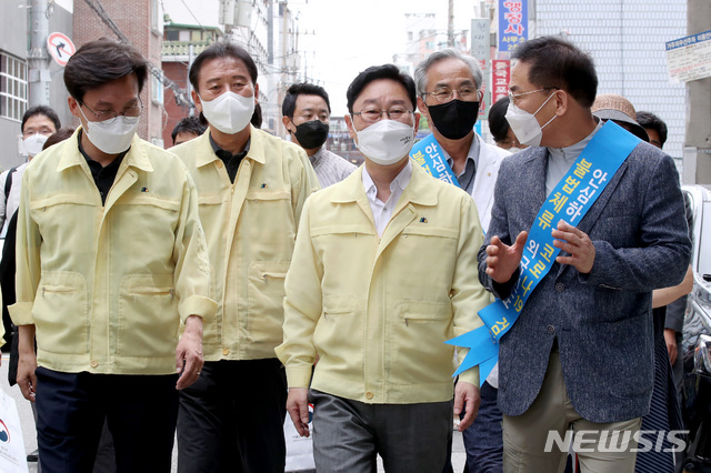 [서울=뉴시스] 김병문 기자 = 박범계 법무부 장관이 7일 오전 서울 영등포구 대림중앙시장에서 이재유 출입국외국인정책본부장 등 관계자들과 대림동 외국인 밀집시설 코로나19 방역 계도활동을 하고 있다. 2021.07.07. dadazon@newsis.com