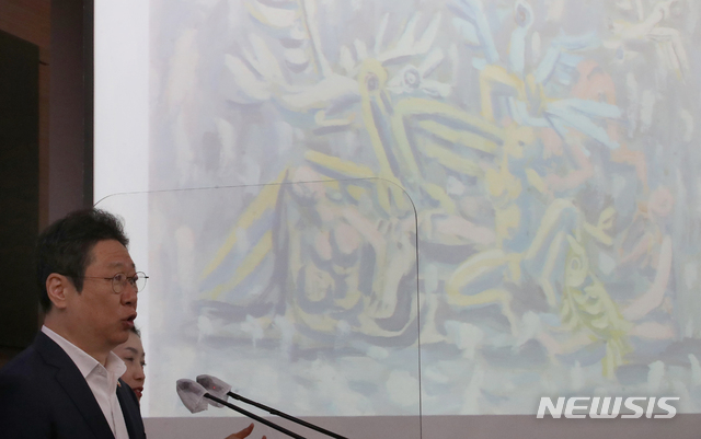 [서울=뉴시스] 김명원 기자 = 황희 문화체육관광부 장관이 7일 오전 서울 종로구 정부서울청사 별관 브리핑룸에서 국가 기증 이건희 소장품 활용방안 발표를 하고 있다.  이날 황희 장관은 7월 21일부터 국립중앙박물관과 국립현대미술관에서 21일부터 '국가기증 이건희 기증품 특별 공개전'을연다고 발표했다. 2021.07.07. kmx1105@newsis.com
