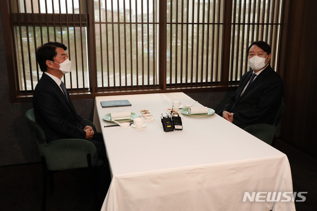 [서울=뉴시스] 국회사진기자단 = 안철수(왼쪽) 국민의당 대표와 윤석열 전 검찰총장이 7일 서울 종로구 한 중식당에서 오찬 회동을 하고 있다. 2021.07.07. photo@newsis.com