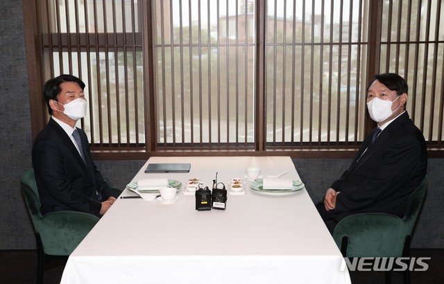 [서울=뉴시스] 국회사진기자단 = 윤석열 전 검찰총장과 안철수 국민의당 대표가 7일 서울 종로구 한 식당에서 오찬 회동을 하고 있다. 2021.07.07. photo@newsis.com