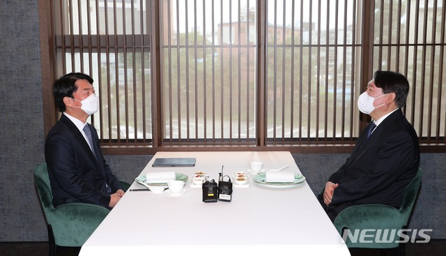 [서울=뉴시스] 국회사진기자단 = 윤석열 전 검찰총장과 안철수 국민의당 대표가 7일 서울 종로구 한 식당에서 오찬 회동을 하고 있다. 2021.07.07. photo@newsis.com