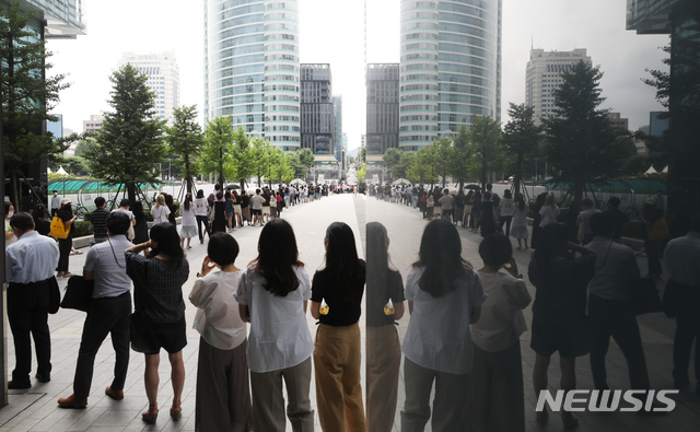 [서울=뉴시스]조수정 기자 = 코로나19 신규확진자가 1212명 발생한 7일 오전 서울 강남구 삼성역6번출구 임시선별검사소에서 검사를 받기 위해 인근까지 길게 줄서 기다리고 있는 모습이 건물에 반영되고 있다. 2021.07.07. chocrystal@newsis.com