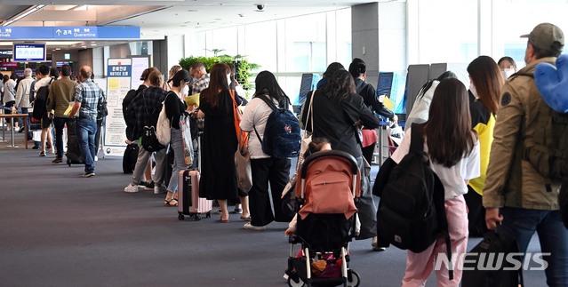 [인천공항=뉴시스] 공항사진기자단 = 코로나19 하루 확진자 수가 1200명을 넘기고 해외유입 확진자도 꾸준히 상승하고 있는 7일 인천국제공항 제1여객터미널 검역소에 백신접종후 독일 프랑크푸르트에서 도착한 교민, 유학생, 외국인등이 줄지어 대기하고 있다. 이날 인천국제공항에는 환승객을 포함한 9,800여 명의 승객이 입국했다. 2021.07.07. photo@newsis.com